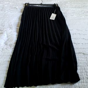 BNWT - black pleated midi skirt